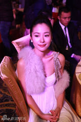 幻灯：江一燕小露香肩 优雅长裙尽显纯净美丽