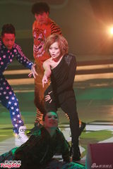 组图：容祖儿林峰领衔金曲榜 G.E.M上演黑丝诱惑