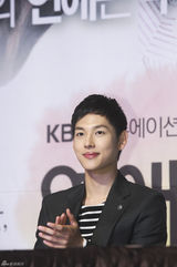 独家高清：《期待恋爱》发布 宝儿红裙清纯可爱