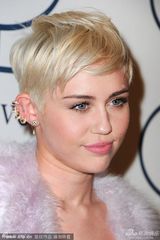 组图：麦莉格莱美派对清新风 收敛性感变俏皮