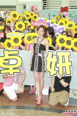 组图：蔡卓妍签唱 遗憾男友不能一同出游