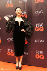 组图：张雨绮出席GQ盛典范儿足 与徐克后台畅聊