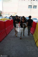 组图：杨幂亮相快男彩排 被霆锋调戏坐大腿