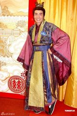 组图：佘诗曼等派送月饼 周润发赞陈豪演技了得