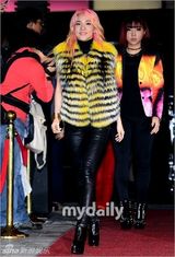 组图：李钟硕等出席时尚派对 宋茜低胸CL露腰