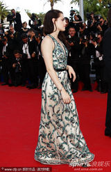 组图：暮光女戛纳走秀罩杯小难撑深V