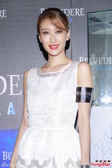 组图：谢婷婷夜店扮清纯 白纱背心裙秀玉腿