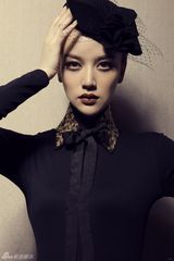 组图：唐于鸿新写真高贵典雅 油画质感宛若女神  