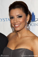 幻灯图：《主妇》伊娃受奖 裹胸短裙亮相乐不可支