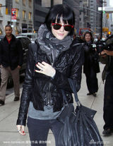 幻灯图集：阿什莉辛普森褶皱皮革夹克配紧腿裤逛街