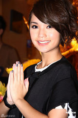 组图：杨丞琳拜佛 曾在内衣贴佛像拍片求安心