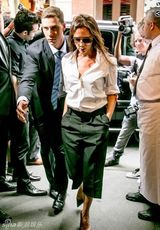 组图：小贝抱女撑场贝嫂时装秀 奶爸范温馨有爱