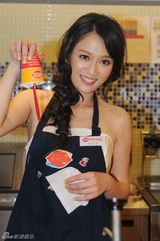 组图：陈乔恩甜美装出席活动 现场手工做冰淇淋