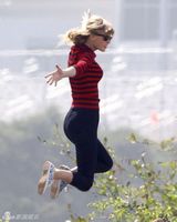 组图：泰勒空中弹跳孩子气 蓝色短裙修长美腿