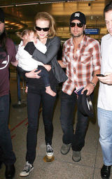 高清图：妮可一家悉尼贺新年 怀抱爱女机场现身