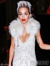 组图：丽塔-欧拉深V皮草礼服秀八字奶 白发惹眼