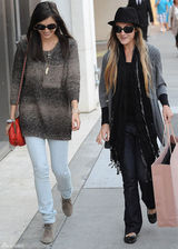 高清组图：卡米拉-贝尔街拍LOOK宽松毛衣搭白裤