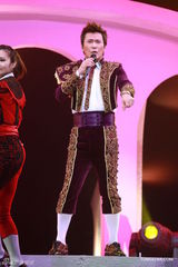 组图：张信哲红馆开唱 深情演绎哲式情歌