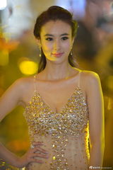 组图：车模兽兽性感透视黄金奶 自信爆乳微笑