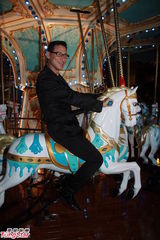 组图：歌神张学友童心未泯 大玩旋转木马兴致颇高