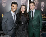 组图：《暮光4》洛杉矶首映 暮光情侣亲密亮相