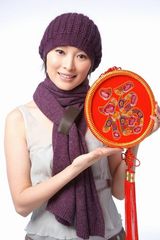 高清图：吴越推拜年写真 喜庆知性显传统女人味