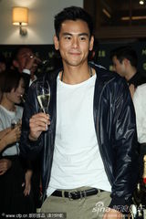 组图：金马奖闭幕庆功酒会获奖者开心亮相