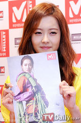 组图：韩星高雅拉活泼靓丽现身粉丝签名会