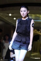 组图：《甄嬛传》“叶澜依”黑衣代言秀T台步