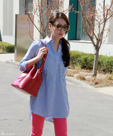 组图：张雨绮时髦靓搭秀春装引领时尚