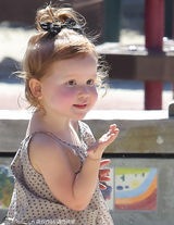 组图：阿尔芭一家外出游公园 小女儿圆脸激萌