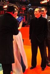 幻灯：《三枪》首映成张艺谋粉丝主场 闫妮风情十足