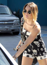 高清组图：麦莉-塞勒斯街拍 骷髅连体衣搭黑靴