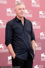 组图：《东方男孩》首映 瑞鲍汀红毯假装颁奖