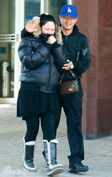 幻灯图：郭晓冬带妻子做产检很呵护 男孩女孩都喜欢