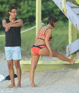 组图：金-卡戴珊现身迈阿密 比基尼秀身材