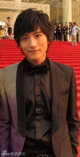 组图：张峻宁打破陈规  电影节三套造型两次献唱