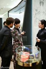 组图：李宇春现重庆被围堵 花朵西装显春日风情