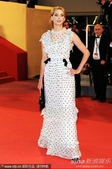 组图：竞赛片《勒阿弗尔》首映 贝尔波点裙轻盈