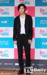 组图：少时秀英宣传《恋爱操作团》豹纹裙霸气