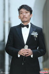 组图：张震大婚献吻娇妻 亲手为新娘提裙摆