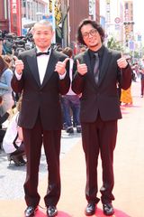 组图：哆啦A梦现身冲绳 女粉丝握手田中圣落泪