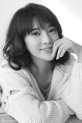 组图：张璇秋日黑白写真 温暖恬淡知性