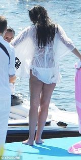 组图：F1太子女海滩办婚礼 与未婚夫水中激吻