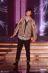 组图： 容祖儿TWINS亮相《劲歌金曲优秀选》录影