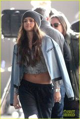 组图：赛琳娜休闲装出街 短上衣露粗壮腰身