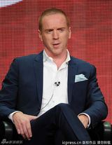 组图：《国土安全》记者会克莱尔-丹尼斯深V裙