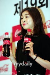 组图：金妍儿参加体育大奖颁奖礼短裙俏丽