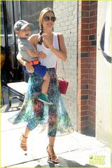 组图：米兰达透视长裙抱子出街 小弗林卖萌抢镜