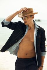 组图：胡兵帅气封面演绎四十而立新牛仔